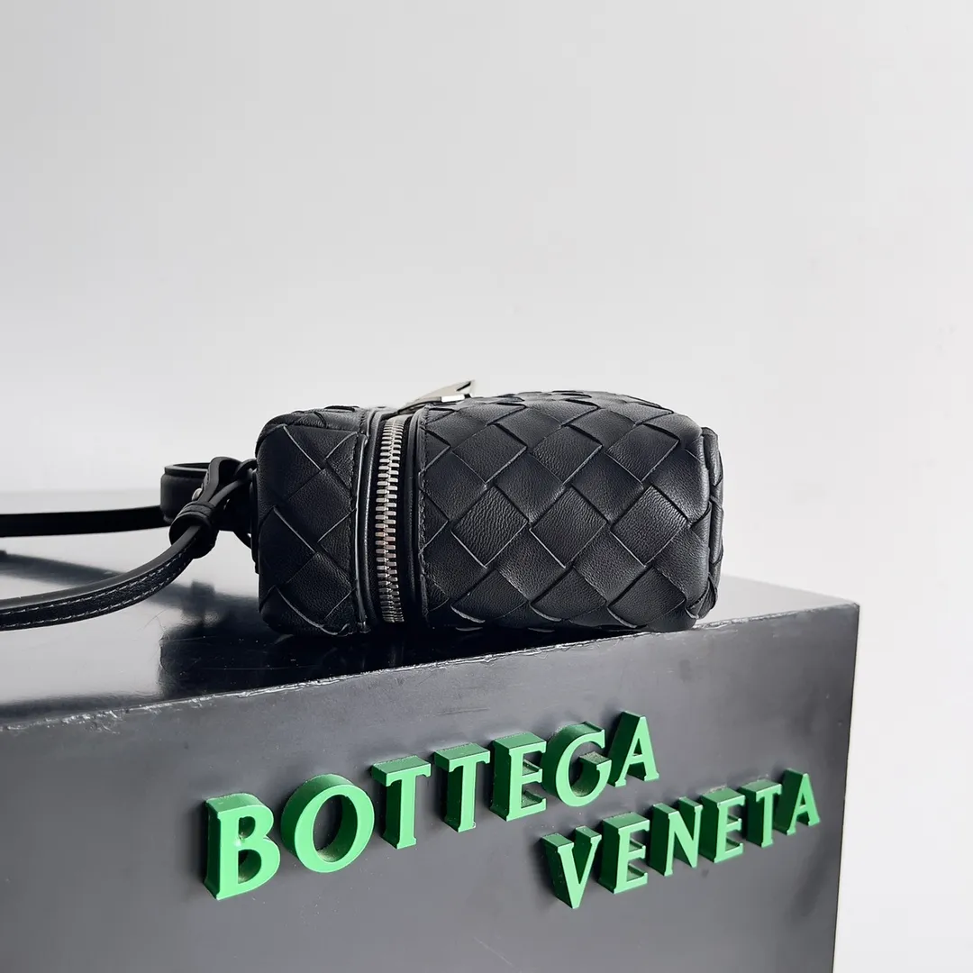 Batch 1360 Bottega Veneta 24 spring and summer woven zipper crossbody bag. A crossbody bag that can be used as a cosmetic bag. The exquisite weaving and compact body are an indispensable accessory for the upcoming summer. The double zipper also better protects the bag. It has a large capacity. If you like it, don’t miss it. Style number: 789109 Size: 22*12.5*5cm